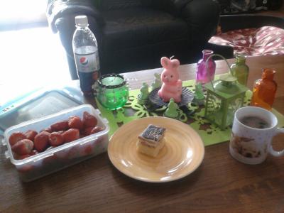 Rumschnitte mit Kaffee garniert mit Erdbeeren und einem Softgetr&auml;nk der Wahl. 